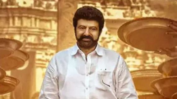 వీరసింహారెడ్డికి 2000 కోట్లు.. ఫ్యాన్స్ మధ్యలో గొడవ..  కూల్ డ్రింక్ బాటిలో పట్టుకొని థియేటర్లో ట్విస్ట్!