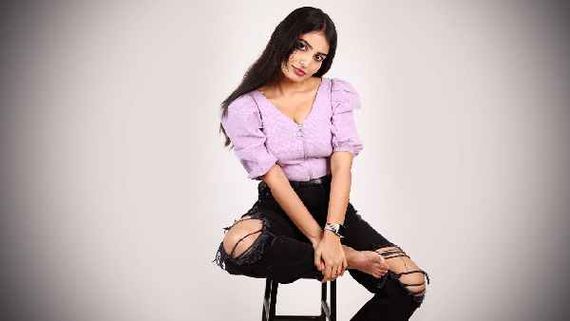 పొట్టి డ్రెస్సులో తెలుగు పిల్ల అనన్య నాగళ్ల హాట్ షో.. ముందుకు వంగి అంతా చూపిస్తూ పోజులు!