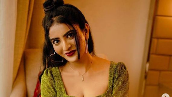 జాకెట్ లేకుండా తెలుగు పిల్ల అనన్య అరాచకం.. అమాయకపు చూపులతో అసలైనవే చూపిస్తూ, వామ్మో! 