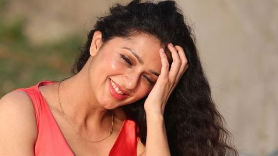 Bhumika Chawla: అప్పట్లో గ్లామర్ ను దాచేసి ఇప్పుడు షాక్ ఇస్తున్న భూమిక.. థైస్ అందాలతో షాకింగ్!