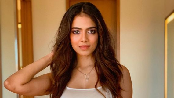 ట్రాన్సపరెంట్ బ్రాలో మాళవిక మోహనన్ అందాలు.. అంతా చూపిస్తూ కొంటెగా ఫొటోలు!