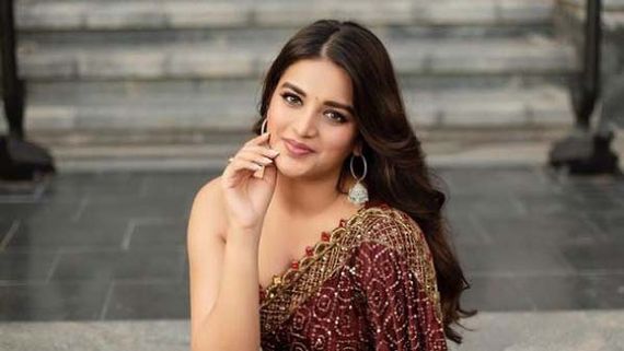 దారుణంగా నిధి అగర్వాల్ హాట్ షో: పైనా కిందా ఏమీ లేకుండానే!