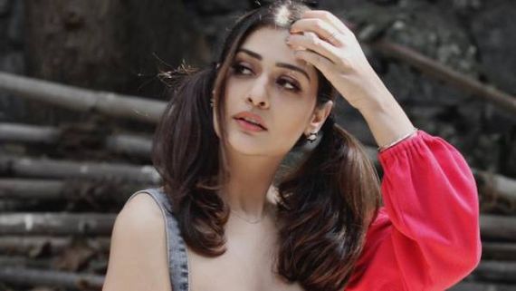 బ్రాలో టెంపరేచర్ పెంచేసిన పాయల్: ముందుకు వంగి మరీ నాటీగా!