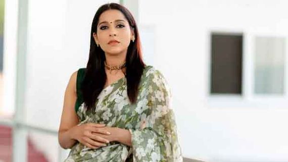 ఉల్లిపొర లాంటి చీరలో రష్మీ: స్లీవ్‌లెస్ బ్లౌజ్‌లో అందాల సునామీ