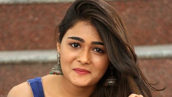 Shalini Pandey: అసలైన అందాలు కనిపించేలా అర్జున్ రెడ్డి పాప బీభత్సం.. గుండ్రంగా షేప్ ఉండేలా..