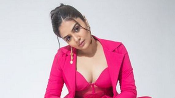 Sreemukhi: టాప్‌లో అవేమీ లేకుండా.. కుర్రాళ్ళ ఓపికకు సవాల్ విసిరేలా శ్రీముఖి అందాలు!