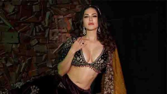 Sunny Leone 40 లోను అదే జోరు.. అంతా చూపించినా  ఆ అందంలో సన్నీ మార్పులు.. చూడాలి అనిపించేలా..