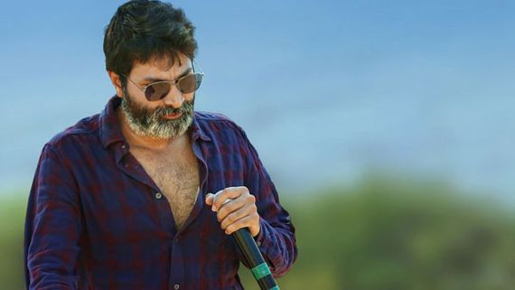త్రివిక్రమ్ లో ఈ సరదా కూడా ఉందా.. మహేష్ బాబు సినిమా సెట్ లో ఆటలు.. ఫొటోలు వైరల్!