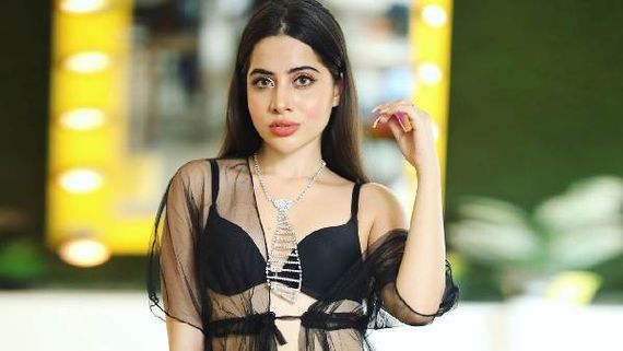 పైన ఏం లేకుండా బిగ్ బాస్ భామ.. ఎద అందాలు మొత్తం కనిపించేలా.. క్లియర్ గా చూపిస్తూ!