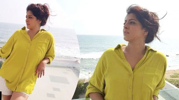 Varalaxmi Sarathkumar: వరలక్ష్మిని ఇలా బికినీలో ఎప్పుడైనా చూసారా.. సోషల్ మీడియా అల్లకల్లోలం!