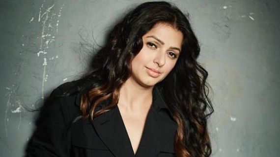 Bhumika Chawla: పొట్టి గౌనులో భూమిక గ్లామర్ ట్రీట్.. వయసుకి మించిన పరువాలతో!