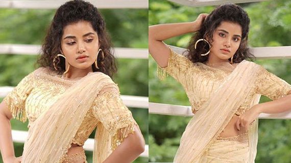 గ్లామర్ షోతో ఊరిస్తోన్న అనుపమ: పైటను పక్కకు జరిపి.. అవి చూపిస్తూ!