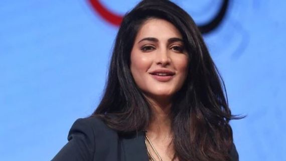  స్పోర్ట్స్ బ్రాలో తెగించిన శృతి హాసన్: అబ్బో ఆ యాంగిల్స్ చూశారంటే!