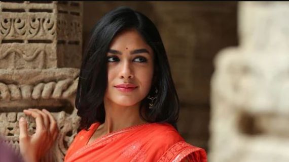  Mrunal Thakur సక్సెస్‌ జోష్‌లో మృణాల్.. దక్షిణాదిలో భారీ ఆఫర్లు.. ఆ స్టార్ హీరోతో అవకాశం!