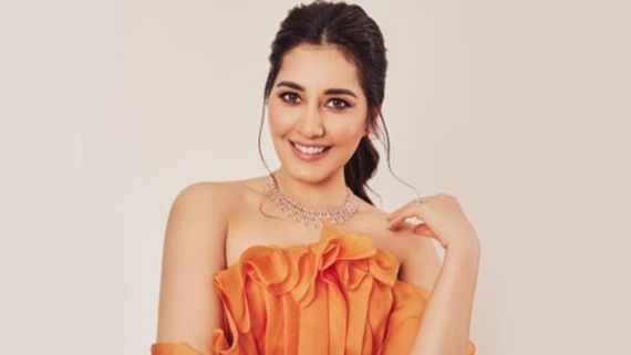 Rashi Khanna: తగ్గేదే లే అంటున్న రాశీ ఖన్నా హాట్ షో.. అవే చూపిస్తూ ఫొటోలు!