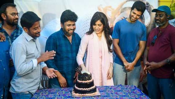 13 years of Samantha in Tollywood ఖుషి షూటింగ్‌లో మైత్రీ సంబరాలు..విజయ్ దేవరకొండతో కలిసి.. 