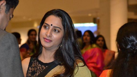  సురేఖ వాణి ఎద అందాల ఎక్స్‌పోజింగ్: ఈమె ఏజ్ ఏంటి? ఈ హాట్ షో ఏంటి?