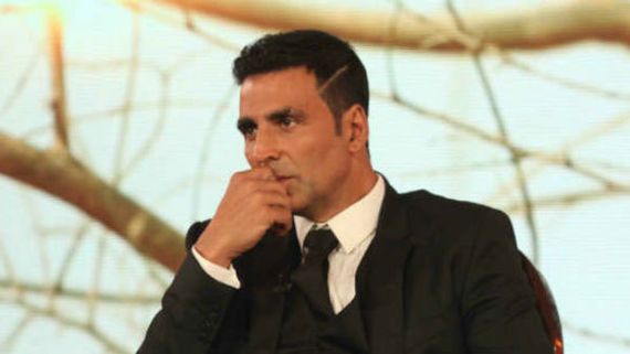 అర్ధనగ్నంగా అమ్మాయిలతో హీరో అక్షయ్ కుమార్ చిందులు.. దారుణంగా ట్రోలింగ్!