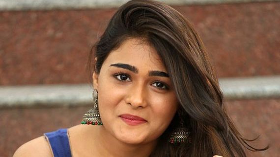 బికినీలో అర్జున్ రెడ్డి పాప హాట్ షో.. తడిచిన అందాలతో ఓపెన్ గా!