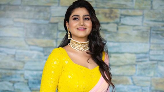 యాంకర్ వర్షిణి ఓవర్ డోస్ క్లీవేజ్ షో: ఆ గ్యాప్ బాగా కనిపించేలా దగ్గరగా!
