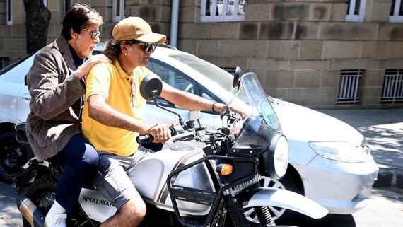  ట్రాఫిక్ జామ్‌లో అమితాబ్..  బిగ్‌బీకి గుర్తు తెలియని వ్యక్తి లిఫ్ట్.. ట్రోల్ చేసిన నెటిజన్లు