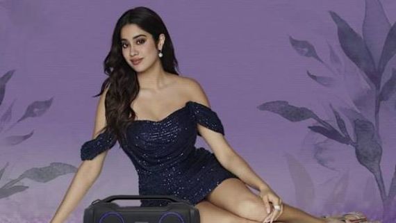  Janvhi Kapoor మళ్ళీ షాక్ ఇచ్చిందిగా.. కేవలం చొక్కా మాత్రమే వేసుకొని లెగ్స్ అందాలతో మైండ్ బ్లాక్!