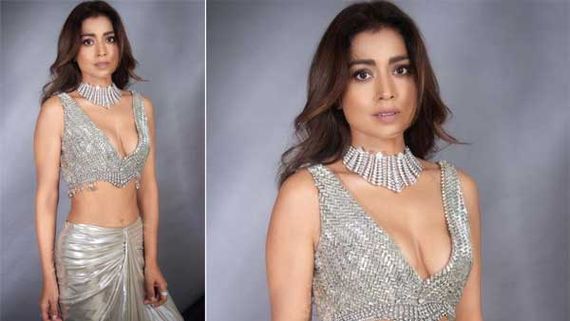 ఎగిసి పడుతోన్న ఎద అందాలతో శ్రీయ ఘోరం: ఆ డ్రెస్‌ ఏంటి? ఆ చూపించడం ఏంటి?