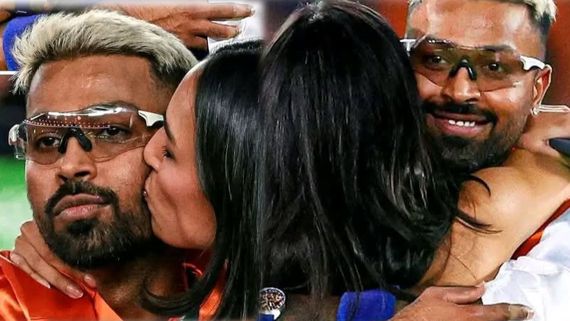 పడక గది అనుకొన్నావా? గ్రౌండ్‌లోనే ప్రియురాలితో హార్థిక పాండే సరసాలు.. నెటిజన్ల ఫైర్