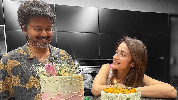 బ్రేకప్ రూమర్లకు తెర దించిన త్రిష.. విజయ్‌తో మిడ్‌నైట్ పార్టీ జోరుగా