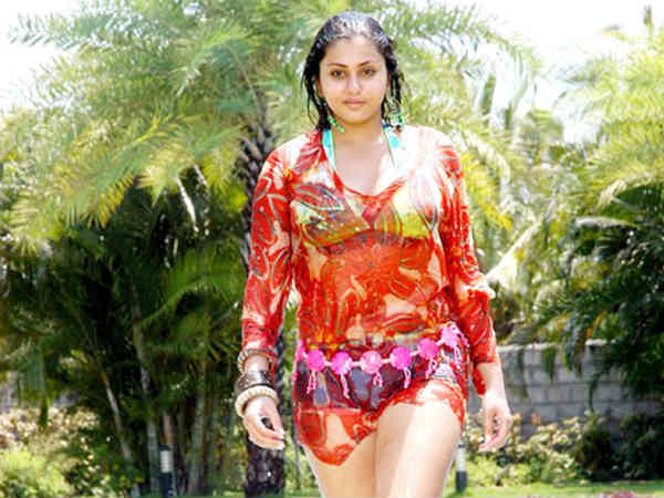 జపాన్ టీవీలో నమితకు...ఊహించని అనుభవం(ఫోటో ఫీచర్)