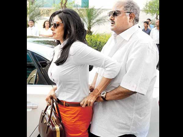 పబ్లిక్‌లో శ్రీదేవి టాప్ జారింది... బోనీ కవరింగ్(ఫోటోలు)