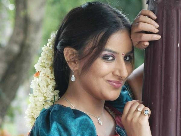  హాట్ లేడీ ఎంగేజ్ మెంట్-అభిమానులకు బ్యాడ్ న్యూస్!