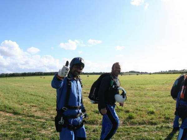 దర్శకుడు హరీష్ శంకర్...స్కైడైవింగ్ (ఫోటోస్)