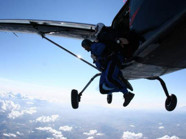 దర్శకుడు హరీష్ శంకర్...స్కైడైవింగ్ (ఫోటోస్)