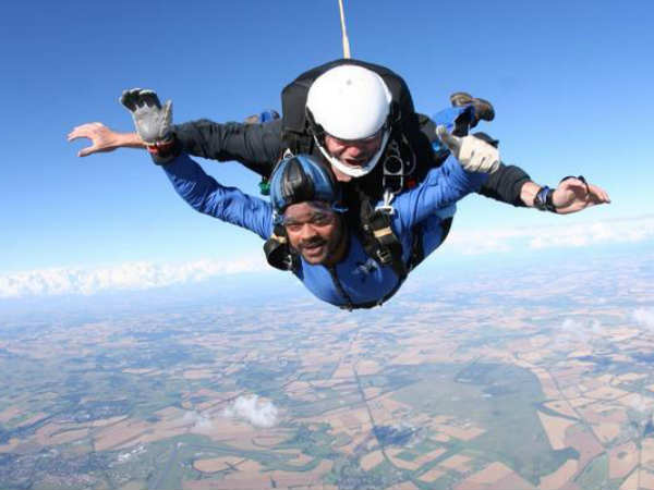 దర్శకుడు హరీష్ శంకర్...స్కైడైవింగ్ (ఫోటోస్)