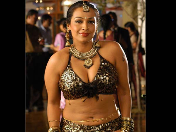 లక్స్ పాపా..మరీ ఇంత విప్పతీయాలా?(ఫోటో ఫీచర్)