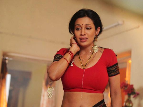 లక్స్ పాపా..మరీ ఇంత విప్పతీయాలా?(ఫోటో ఫీచర్)