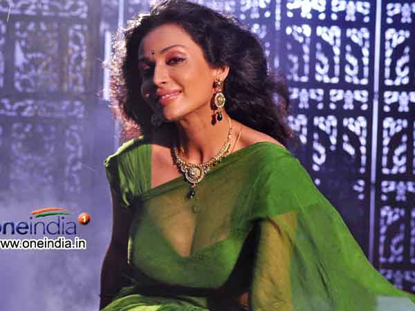 లక్స్ పాపా..మరీ ఇంత విప్పతీయాలా?(ఫోటో ఫీచర్)