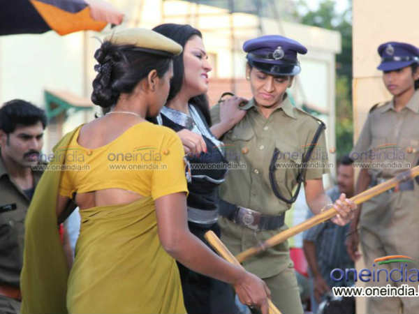  ‘నగ్న సత్యం’ షూటింగ్‌లో వీణామాలిక్ అరెస్ట్!