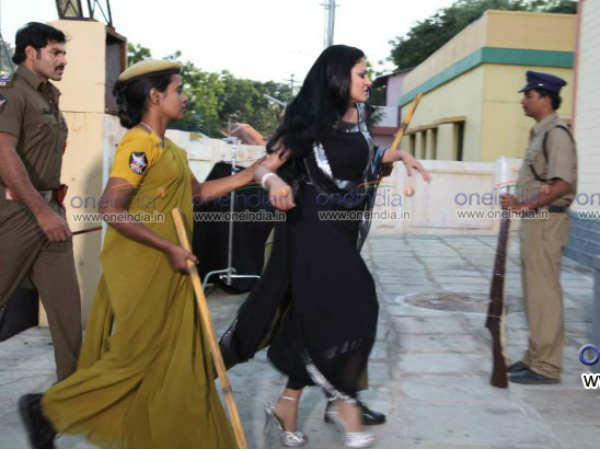 ‘నగ్న సత్యం’ షూటింగ్‌లో వీణామాలిక్ అరెస్ట్!