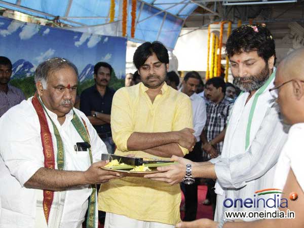 పవన్-త్రివిక్రమ్ మూవీ ఓపెనింగ్(ఫోటోలు)