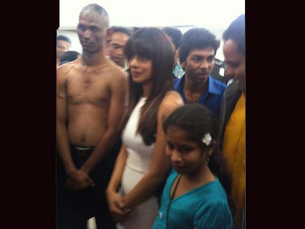 రామ్ చరణ్ @‘జంజీర్’ సెట్స్‌ (ఫోటో ఫీచర్)