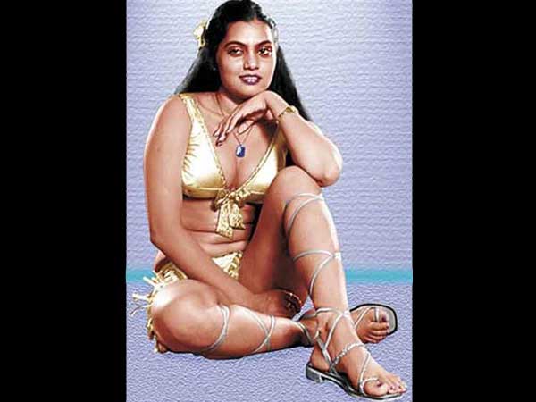 సిల్క్ స్మిత చూపులే మత్తెక్కించేవి...