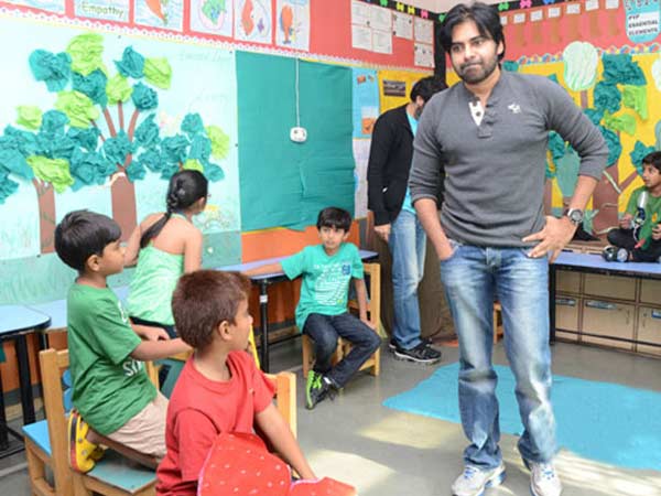బడి పిల్లలతో పవన్-త్రివిక్రమ్ (ఫోటో ఫీచర్)