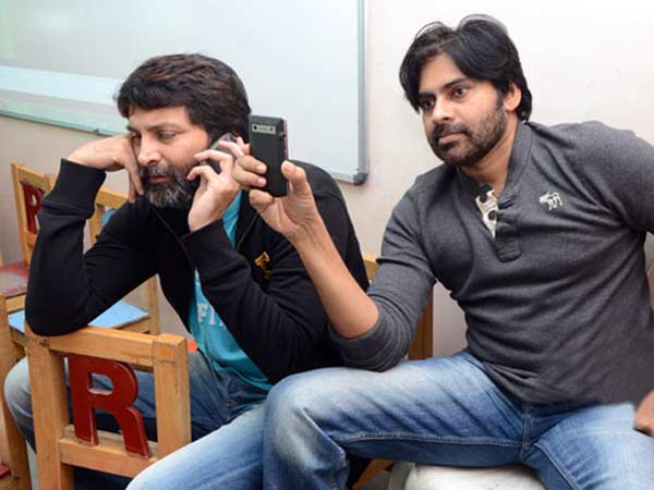 బడి పిల్లలతో పవన్-త్రివిక్రమ్ (ఫోటో ఫీచర్)