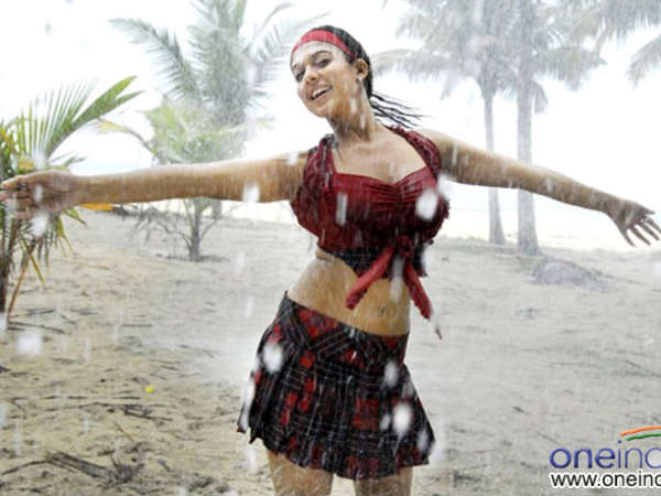  పిచ్చెక్కించేలా నయనతార ఒంపుసొంపులతో...(ఫోటో ఫీచర్)