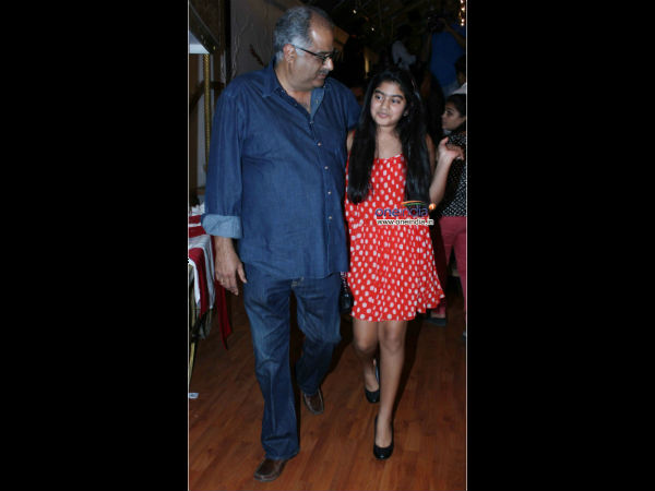 సూపర్బ్.... శ్రీదేవి కూతుళ్లుతో కలిసి...(ఫోటో ఫీచర్)