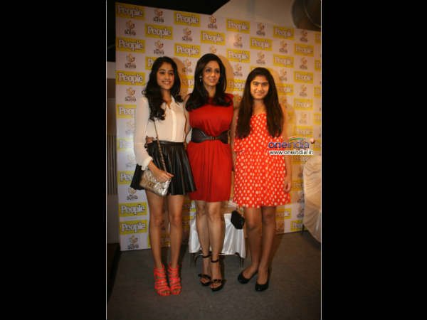 సూపర్బ్.... శ్రీదేవి కూతుళ్లుతో కలిసి...(ఫోటో ఫీచర్)