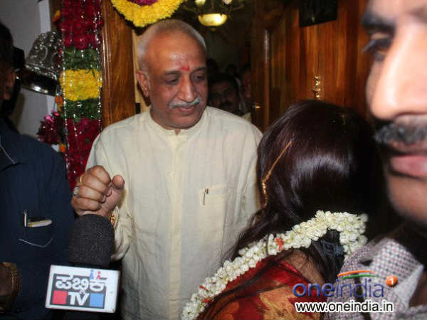 హీరోయిన్ బెదిరింపులు-కోర్టుకెక్కిన బాధితుడు(ఫోటో ఫీచర్)