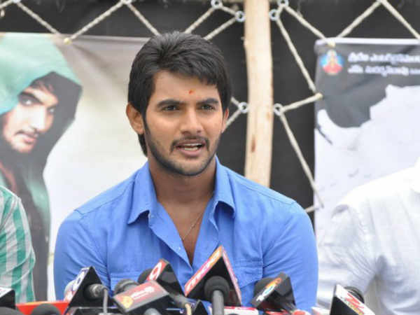 ఒకే వేదికపై ఎన్టీఆర్ క్లాప్..కెసీఆర్ పూజ ( ఫోటోలతో...)